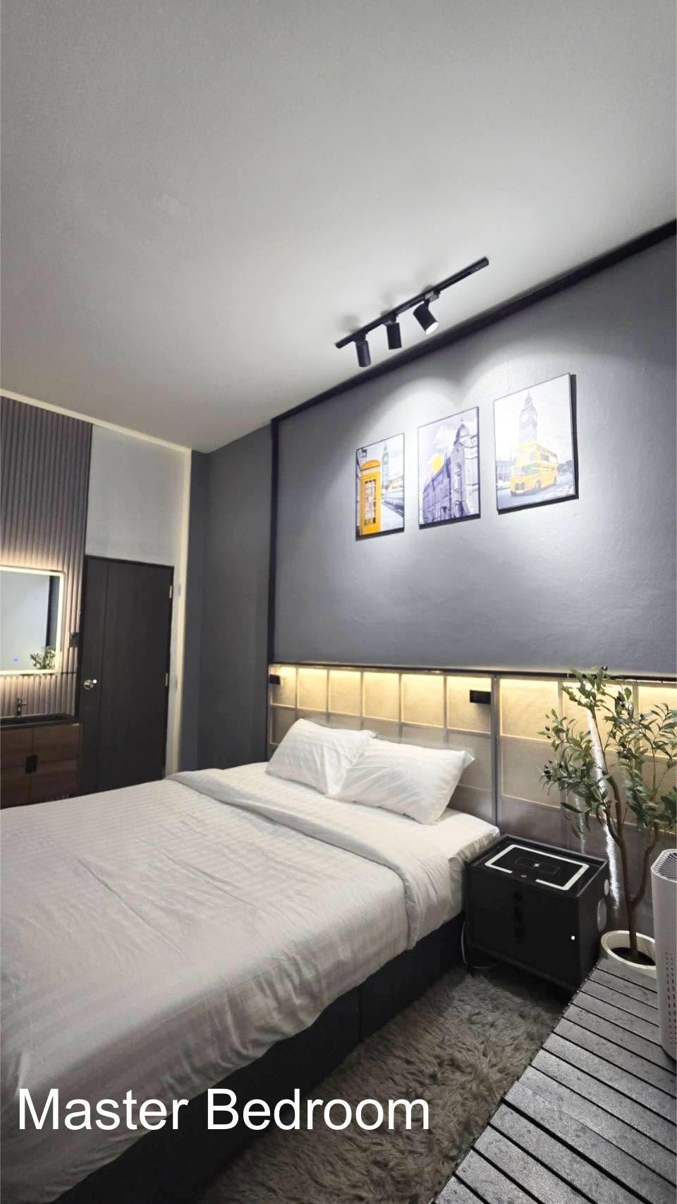 Main bedroom at Bonheur House