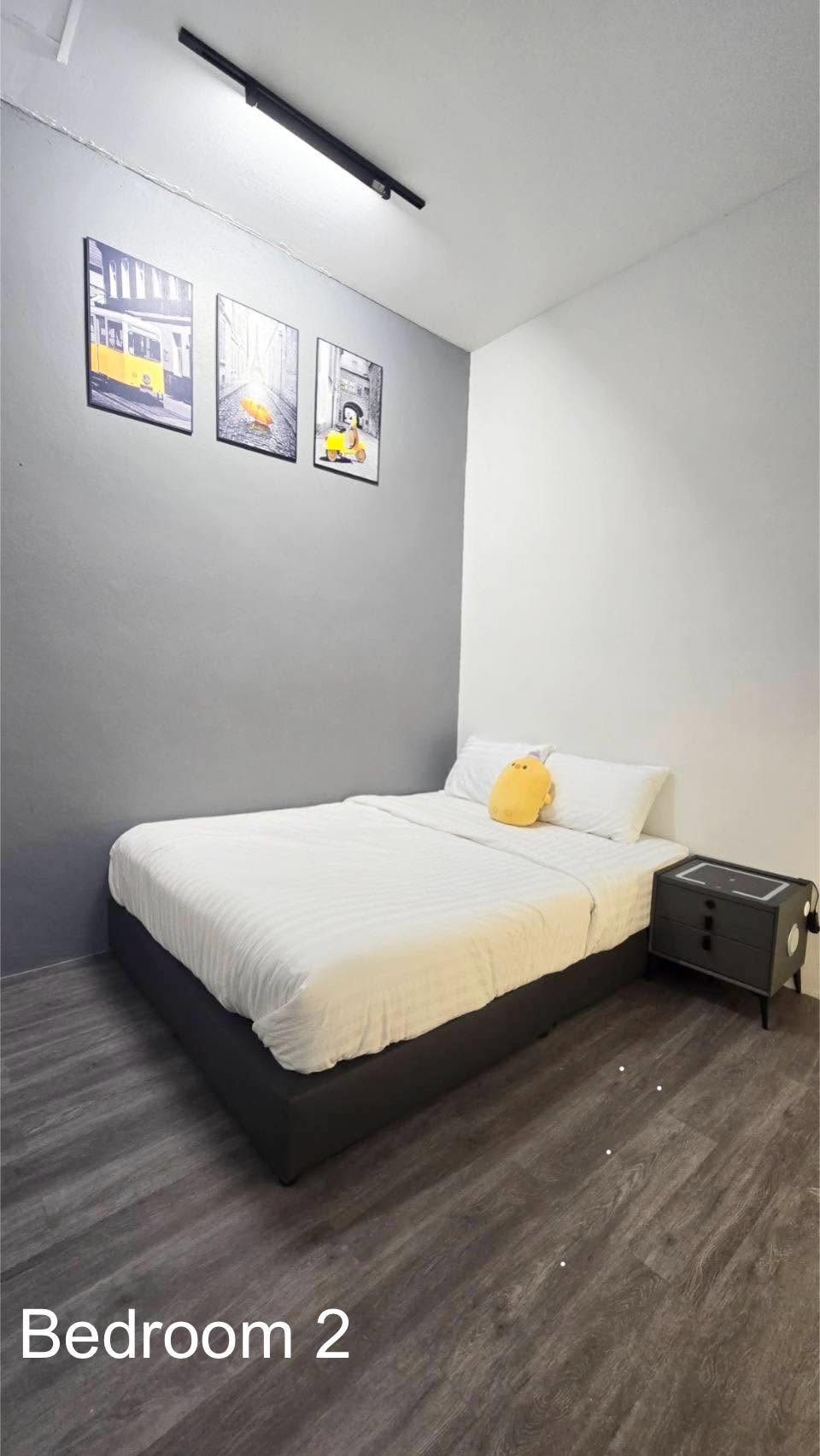 Second bedroom with queen bed