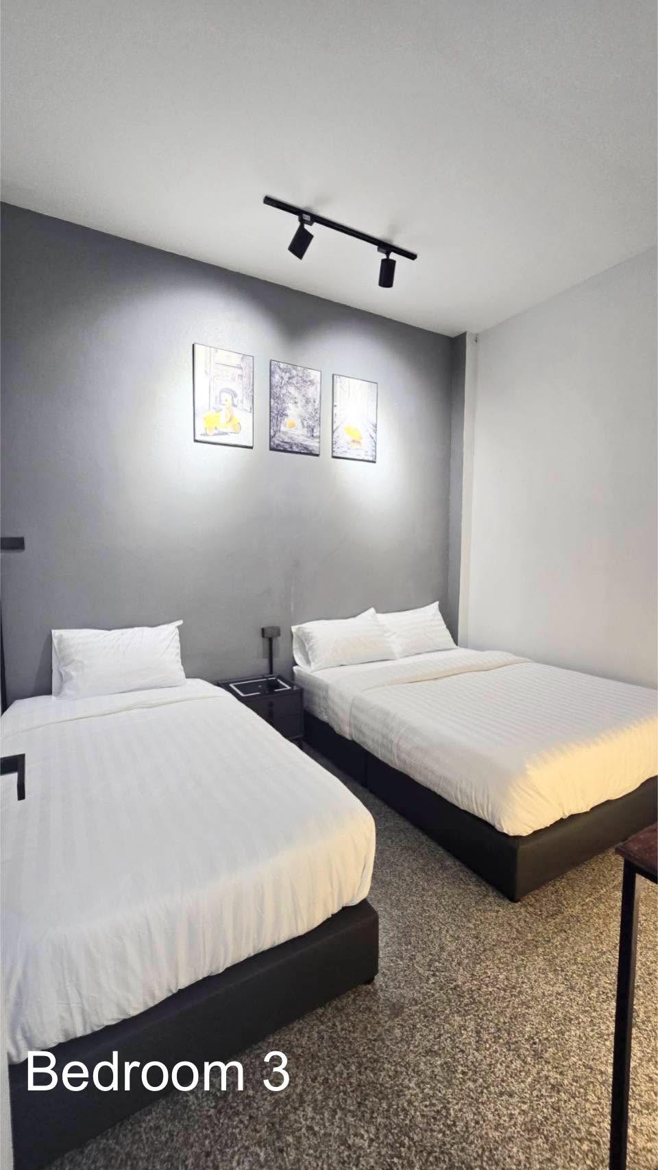 Family bedroom with queen and single beds